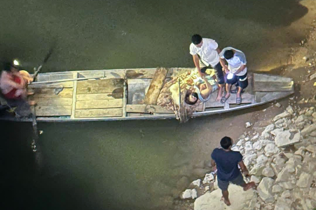 2 mẹ con may mắn được cứu vào bờ an toàn - Ảnh: Dũng Quân