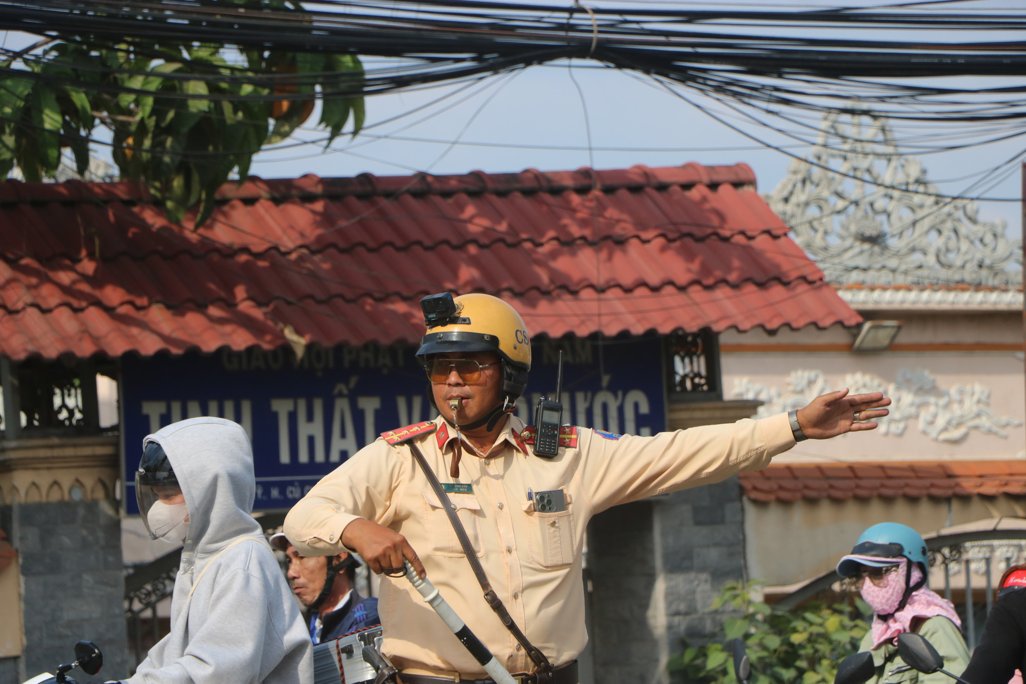 Cán bộ CSGT thuộc Phòng CSGT Công an TPHCM phân luồng điều tiết giao thông. Ảnh tư liệu.