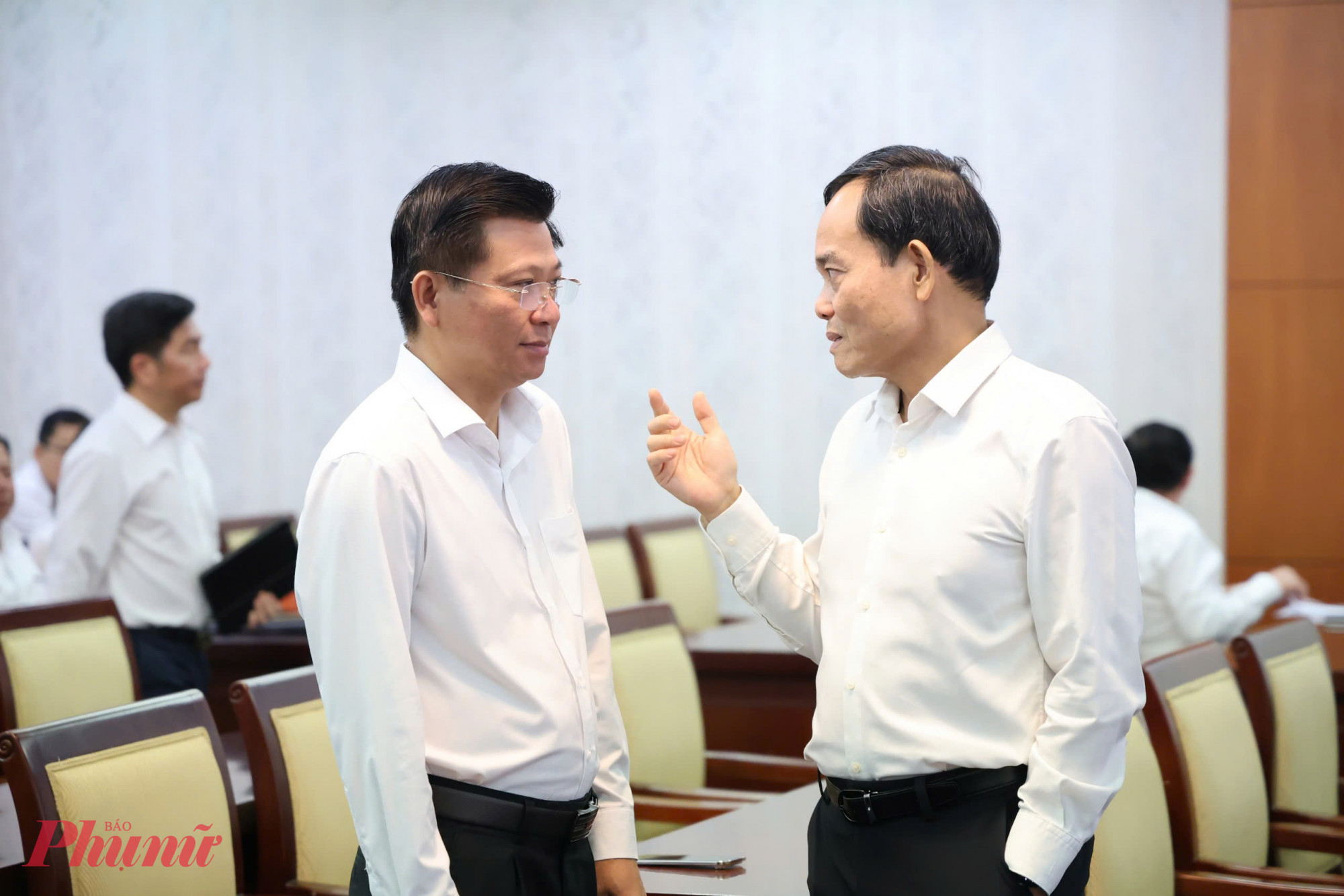 Ông Trần Lưu Quang - Ủy viên Bộ chính trị, Bí thư Thành ủy TPHCM trao đổi cùng các đại kiểu tại hội nghị - Ảnh: Thanh Tâm