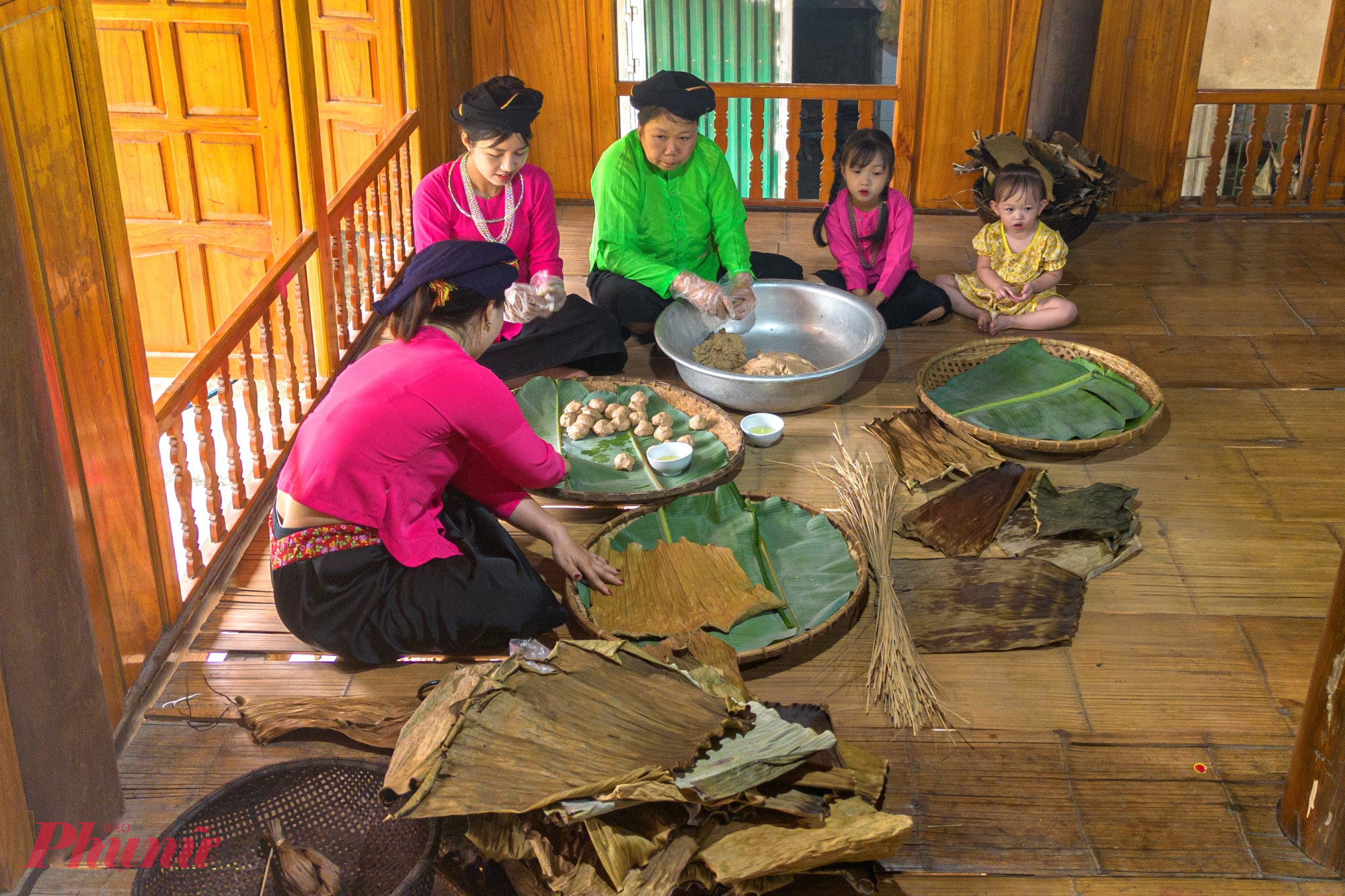 Bánh chuối là điểm nhấn nhẹ nhàng. Được gói và hấp thủ công, bánh dẻo, thơm, ngọt thanh – như một cách người lớn truyền lại nếp nhà cho lớp trẻ qua từng động tác. Bánh chuối là điểm nhấn nhẹ nhàng. Được gói và hấp thủ công, bánh dẻo, thơm, ngọt thanh,  như một cách người lớn truyền lại nếp nhà cho lớp trẻ qua từng động tác.
