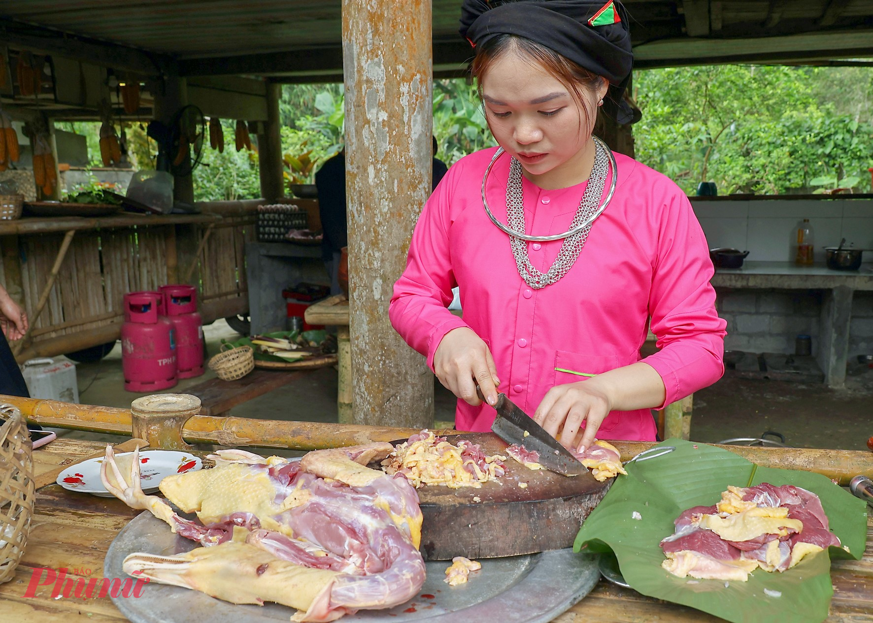 Sau khi làm sạch, vịt được tẩm ướp bằng mắc khén, hạt dổi và các loại gia vị rừng, cách nêm nếm giản dị nhưng đủ để giữ trọn hương vị nguyên bản.