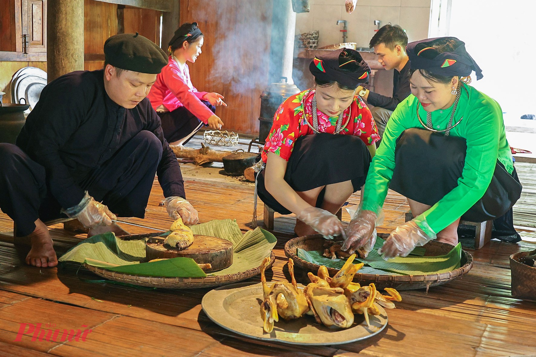 Vịt bầu hấp chặt trên mẹt lá chuối xanh mướt, dậy hương mắc khén, hạt dổi, vừa mở nắp đã lan tỏa mùi thơm đặc trưng – món ăn quen thuộc trong mâm cỗ tiếp khách của người Tày. Vịt bầu hấp chặt trên mẹt lá chuối xanh, được chấm cùng gia vị mắc khén, hạt dổi nên thơm nồng, đậm đà mà không lẫn vào đâu.