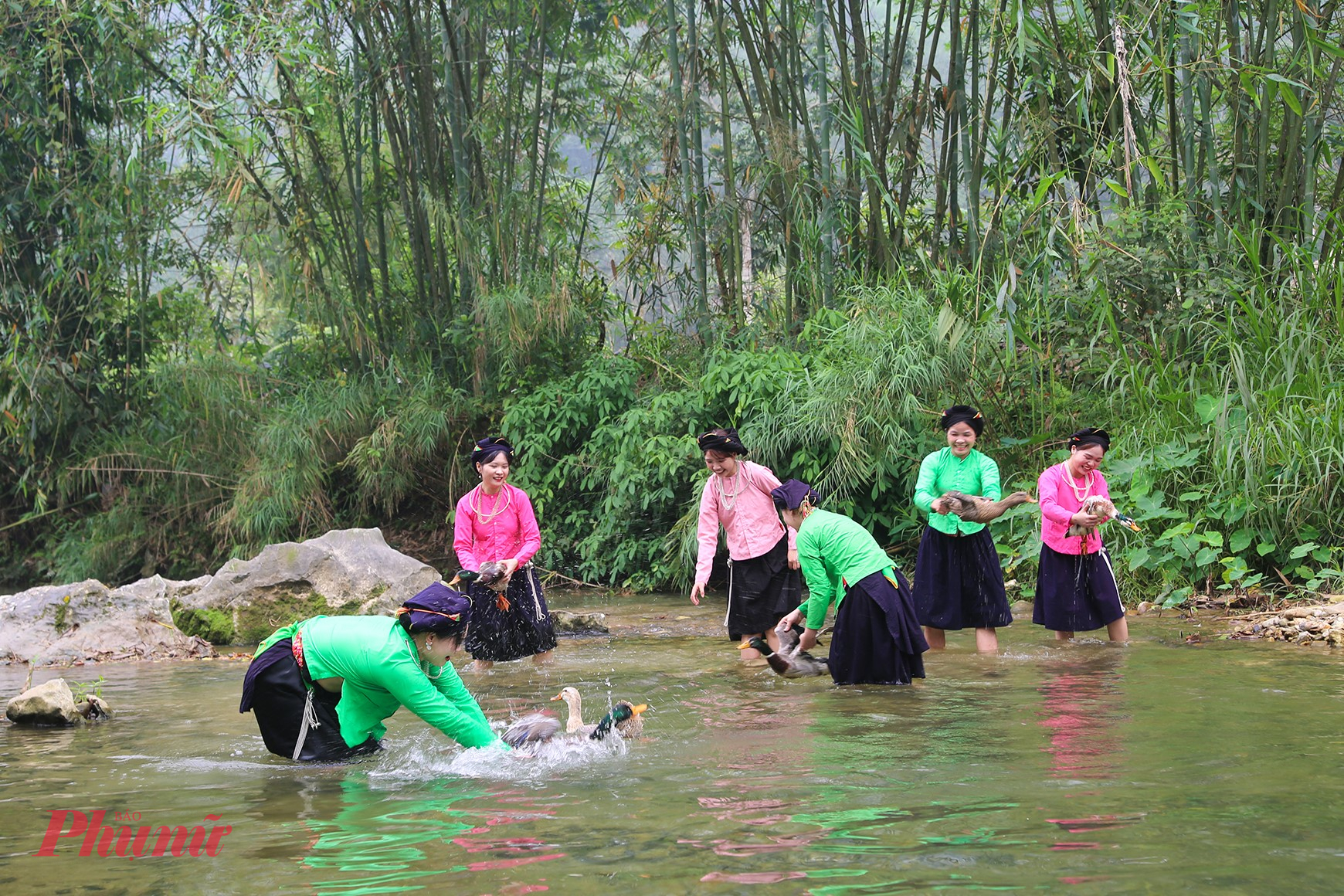 Buổi sớm, làn sương còn vương trên mái nhà, người Tày đã bắt đầu một ngày với những nguyên liệu “tươi tại chỗ”. Vịt bầu thả suối – đặc sản nổi tiếng – cho thịt chắc, ngọt tự nhiên.