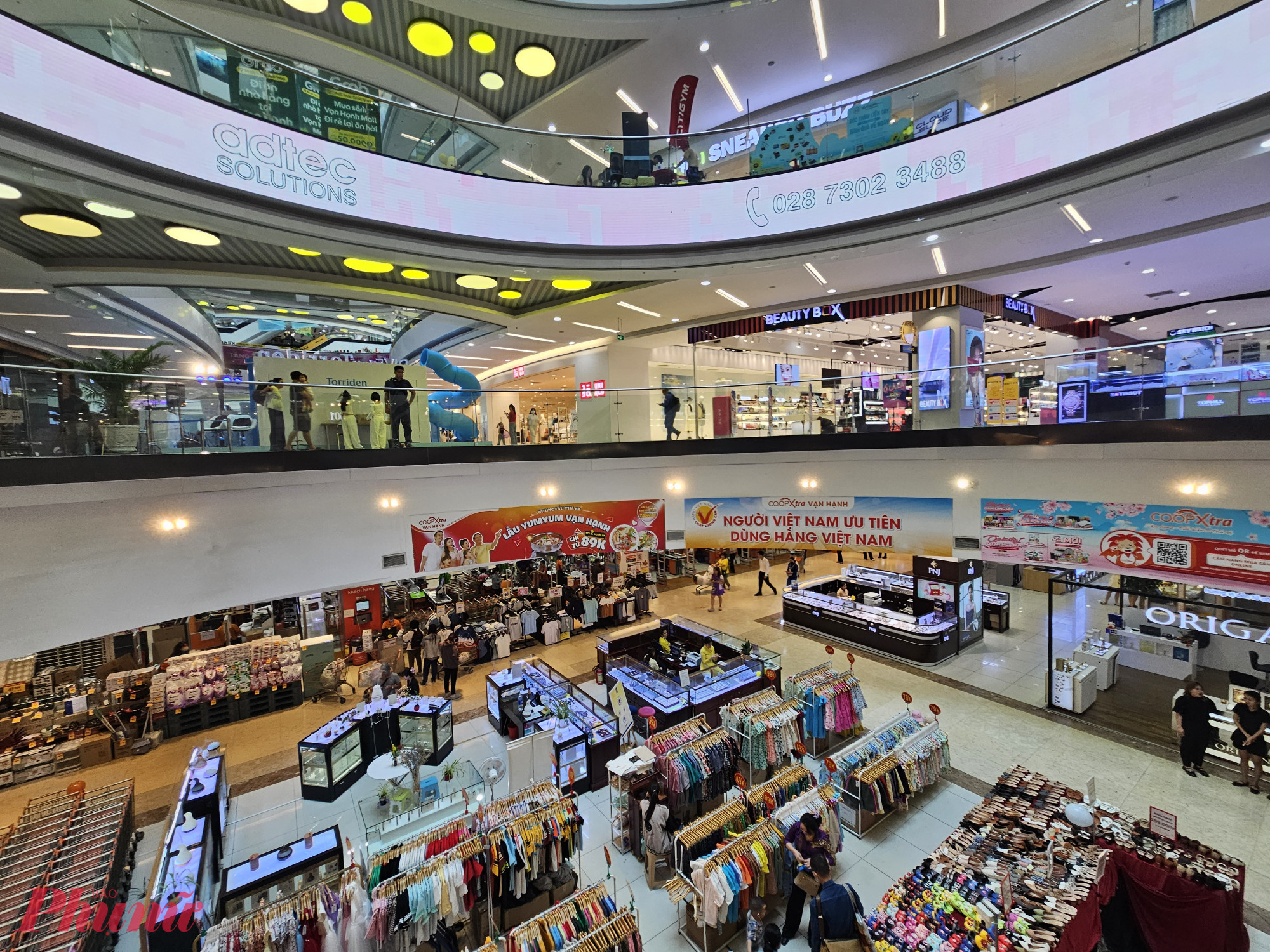 Việt Nam đang đặt mục tiêu hình thành ít nhất 5 trung tâm outlet (các cửa hàng chuyên bán sản phẩm chính hãng thời trang, điện tử, gia dụng...) gắn với du lịch tại các địa bàn trọng điểm như Hà Nội, TPHCM, Đà Nẵng, Quảng Ninh và An Giang (Phú Quốc) vào năm 2030