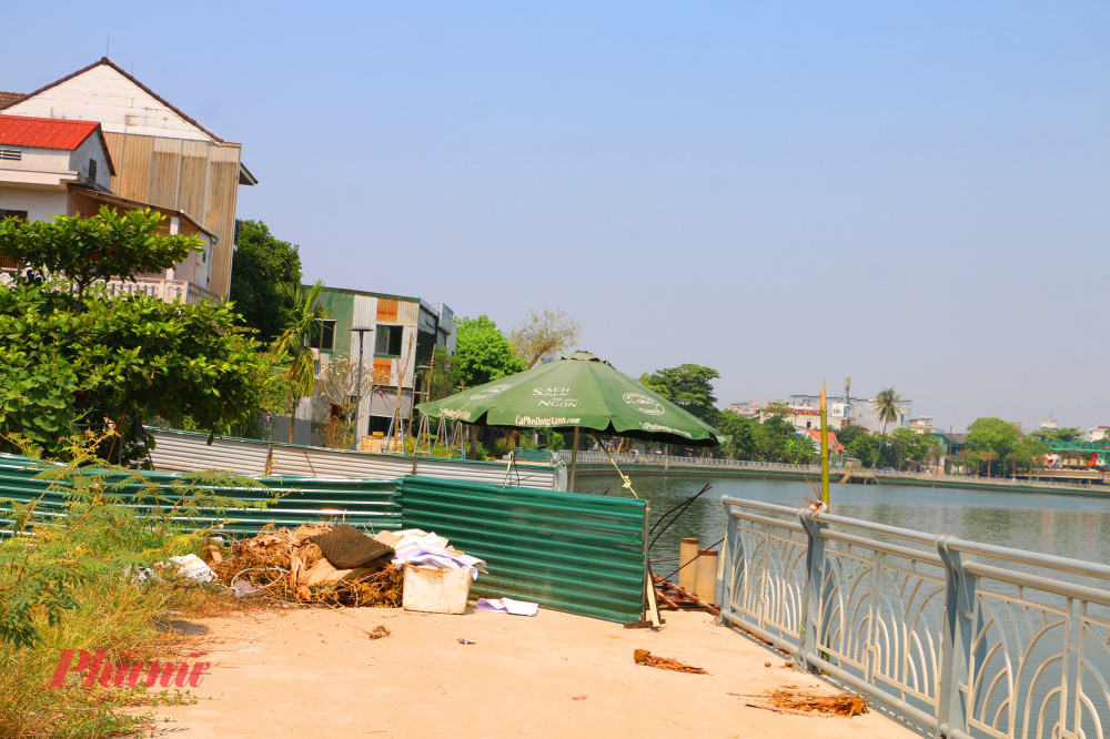 Đại diện đơn vị thi công dự án cho biết, trên phạm vi dự án có nhiều hộ dân bị ảnh hưởng và đã được chủ đầu tư, nhà thầu phối hợp cùng chính quyền địa phương tuyên truyền, vận động nên các hộ dân đều ủng hộ, chấp thuận đền bù để giải phóng mặt bằng phục vụ dự án. Tuy nhiên, hiện vẫn còn 1 hộ dân ở địa chỉ số 55 Nguyễn Lộ Trạch – nằm ở vị trí gần cuối của dự án đường đi bộ vẫn không chịu di dời.