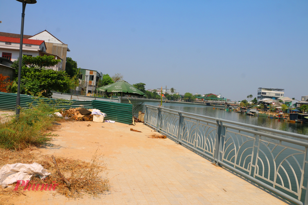 Dọc tuyến đường đi bộ này còn được thi công hoàn thành 11 bến nước để người dân, du khách có thể sử dụng nước sông khi cần. Ngoài ra, tuyến đường này còn có bãi đỗ xe rộng hơn 1.300 m2 giáp Đập Đá, cạnh đường Lê Lợi, TP Huế. Tuyến đường đi bộ được trồng nhiều cây xanh như cọ dầu, phượng đỏ và hệ thống cây xanh dọc nhà dân được giữ lại để góp phần làm đẹp cảnh quan bờ sông Như Ý.