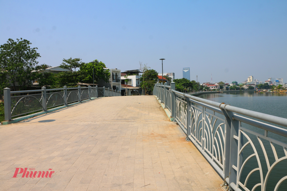 Để xây dựng đường đi bộ ven sông Như Ý, các đơn vị thi công phải đóng cọc bê tông xây dựng kè dọc mép bờ sông. Mặt đường được thi công lát đá granite, lan can làm bằng thép không gỉ, sơn tĩnh điện.