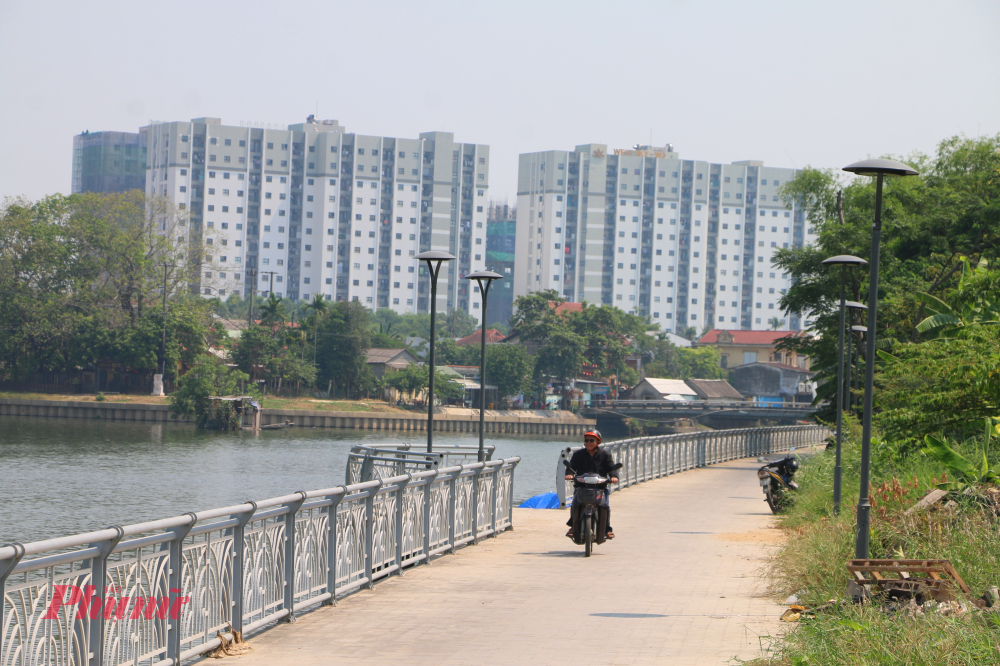 Sau nhiều lần gia hạn tiến độ, đến thời điểm cuối tháng 3/2026, dự án này đã thi công hoàn thiện bờ kè và tuyến đường đi bộ ven sông Như Ý, tạo diện mạo mới cho cảnh quan hai bên bờ sông, giảm tình trạng xả thải nước sinh hoạt, rác thải trực tiếp ra sông.