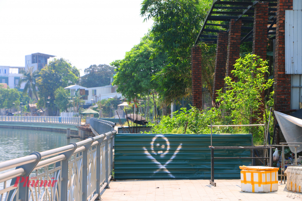 Là một trong những dự án trọng điểm góp phần chỉnh trang, thay đổi cảnh quan đô thị nhưng đến nay, sau gần 3 năm, dự án đường đi bộ ven sông Như Ý (TP Huế)  vẫn chưa hoàn thành toàn tuuyến khiến người dân rất bức xúc