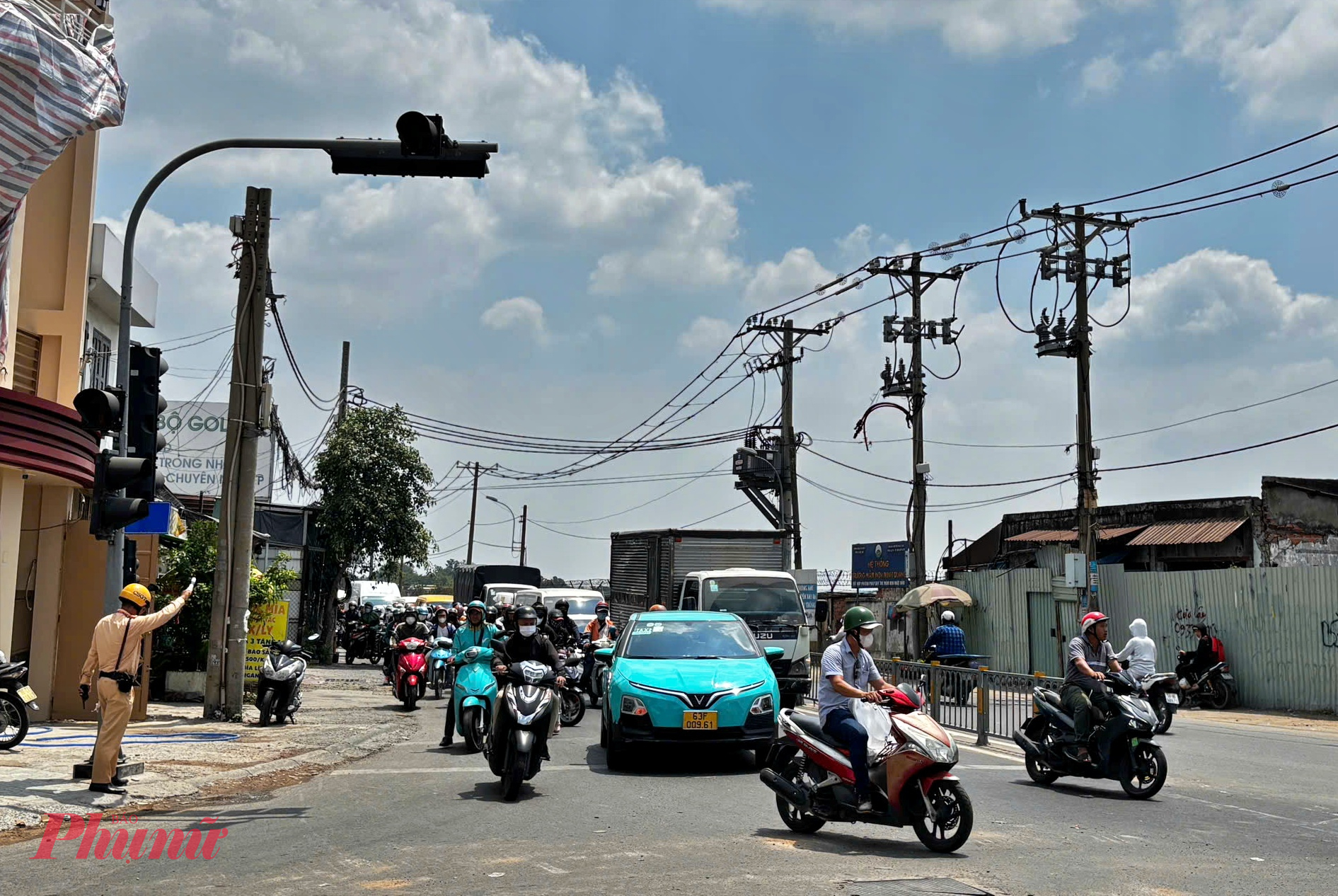 Cảnh sát giao thông điều tiết phương tiện qua giao lộ Trường Chinh - Phạm Văn Bạch - Ảnh: Nguyễn văn