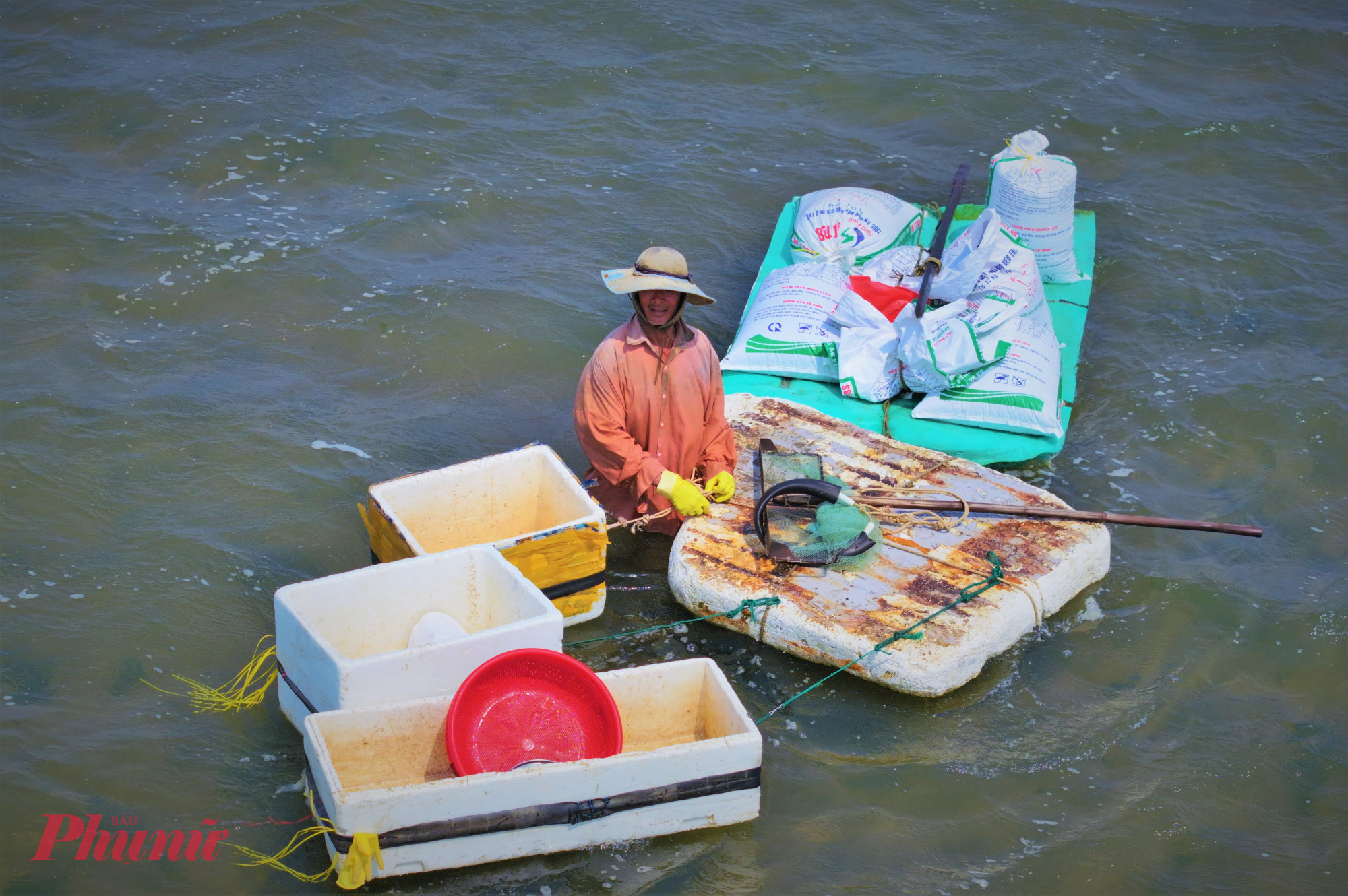 Mùa ốc đến cũng là lúc người dân bước vào những ngày mưu sinh nhọc nhằn. Công việc tưởng chừng đơn giản nhưng lại đòi hỏi sức bền đáng nể. Mỗi ngày, họ phải ngâm mình liên tục khoảng 10 giờ đồng hồ mới gom đủ lượng ốc đem bán.