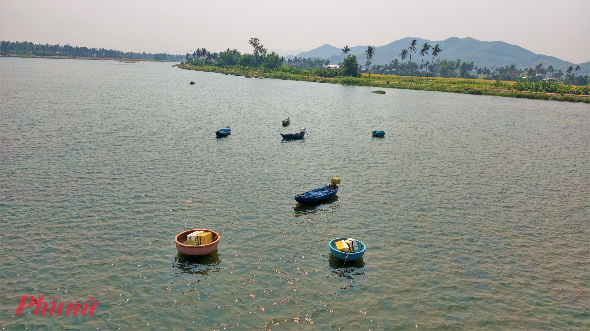 Những ngày này, cửa biển An Dũ – nơi hạ nguồn sông Lại Giang (thuộc phường Hoài Nhơn Đông, tỉnh Gia Lai) lại trở nên nhộn nhịp - ảnh: Tuệ Lâm.