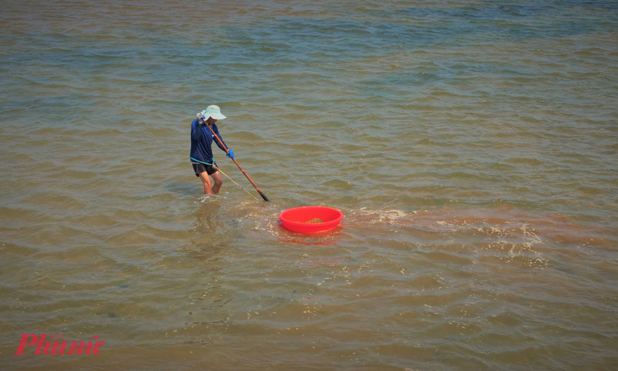 Không chỉ đàn ông, nhiều phụ nữ cũng tham gia công việc đào ốc xếp mưu sinh. Họ đảm nhận khâu đãi ốc, làm sạch cát rồi đóng bao. Trước khi xuống nước, ai cũng quấn kín từ đầu đến chân bằng nhiều lớp vải để chống nắng, chỉ chừa đôi mắt quan sát.