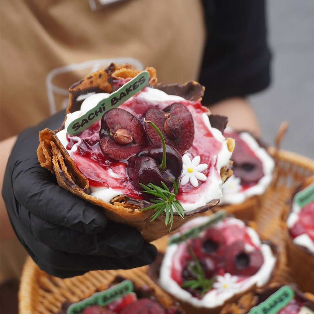 Khi thưởng thức, thực khách sẽ cảm nhận rõ sự chuyển tầng thú vị: lớp vỏ giòn tan, phần nhân mềm mát và vị trái cây thanh nhẹ. Món ăn này nhanh chóng “gây bão” nhờ tính thẩm mỹ cao, màu sắc bắt mắt, rất phù hợp với xu hướng “ăn ngon – chụp đẹp” của giới trẻ hiện nay.