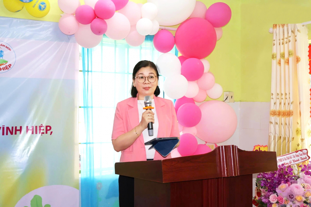 Lũ đi qua, phù sa tình người đọng lại Bà Lý Việt Trung - Tổng biên tập Báo Phụ nữ TPHCM - phát biểu tại lễ khánh thành