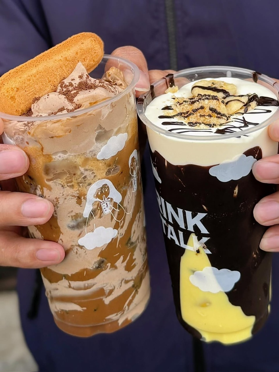 Sữa chuối socola Món đồ uống này ghi điểm nhờ sự kết hợp hài hòa giữa chuối chín và socola. Chuối được xay nhuyễn cùng sữa tươi, tạo nên nền vị ngọt tự nhiên, sau đó thêm sốt socola hoặc cacao để tăng độ đậm. Một số phiên bản còn thêm kem tươi hoặc đá xay để tăng độ mát lạnh. Khi uống, vị chuối thơm dịu lan tỏa trước, sau đó là vị socola đậm nhẹ cân bằng lại, tạo nên tổng thể dễ uống, không ngấy.