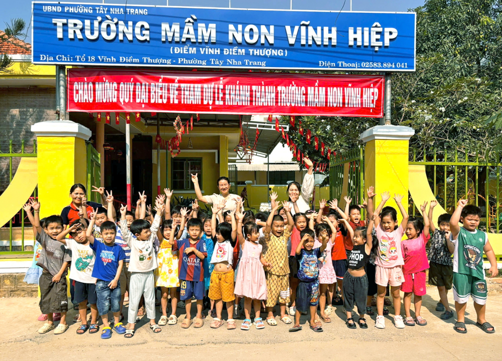 Lũ đi qua, phù sa tình người đọng lại Cô trò Trường mầm non Vĩnh Hiệp trong ngày khánh thành ngôi trường mới