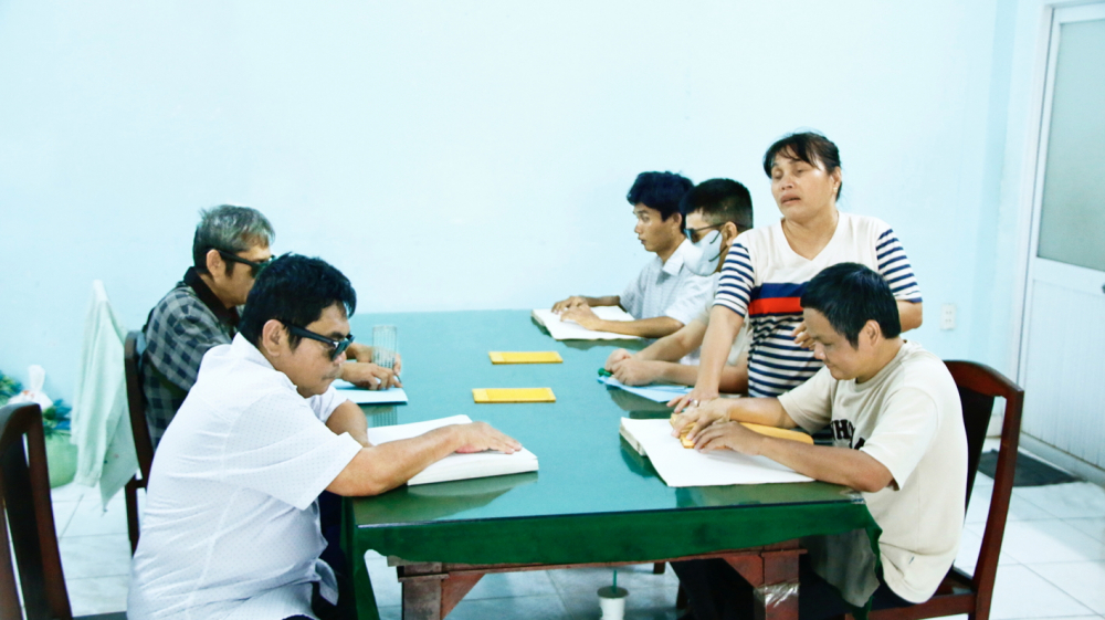 Bà Lê Thị Kim Chi hướng dẫn người khiếm thị học chữ nổi