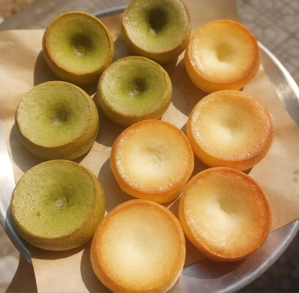 Xuất phát từ ẩm thực Brazil, món bánh mì phô mai (pão de queijo) đang dần trở thành “hiện tượng mới” trên TikTok. Khác với bánh mì truyền thống, loại bánh này có kích thước nhỏ, tròn, với lớp vỏ hơi dai nhẹ bên ngoài và ruột bánh mềm, dẻo bên trong nhờ sử dụng bột năng hoặc bột sắn. Phô mai được trộn trực tiếp vào bột, tạo nên hương vị béo thơm lan tỏa trong từng chiếc bánh. Khi ăn nóng, bánh có độ dai nhẹ, thơm mùi phô mai đặc trưng, rất dễ gây “nghiện”.