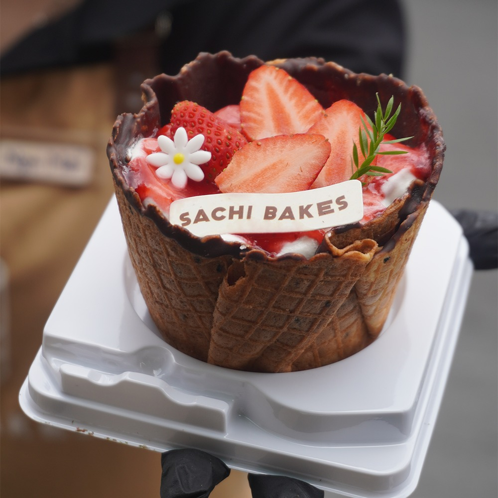 ốc quế trái cây (vỏ giòn ăn được) Đây là phiên bản “giả kem” nhưng thực chất lại là một món bánh được thiết kế tinh tế như một cây kem ốc quế. Phần vỏ được làm từ bánh quế nướng giòn hoặc lớp bánh ép mỏng, có thể ăn trọn mà vẫn giữ được độ chắc tay và giòn rụm. Bên trong là phần nhân trái cây tươi được cắt nhỏ, đôi khi kết hợp thêm kem tươi, sữa chua hoặc các loại sốt trái cây để tăng độ hấp dẫn.