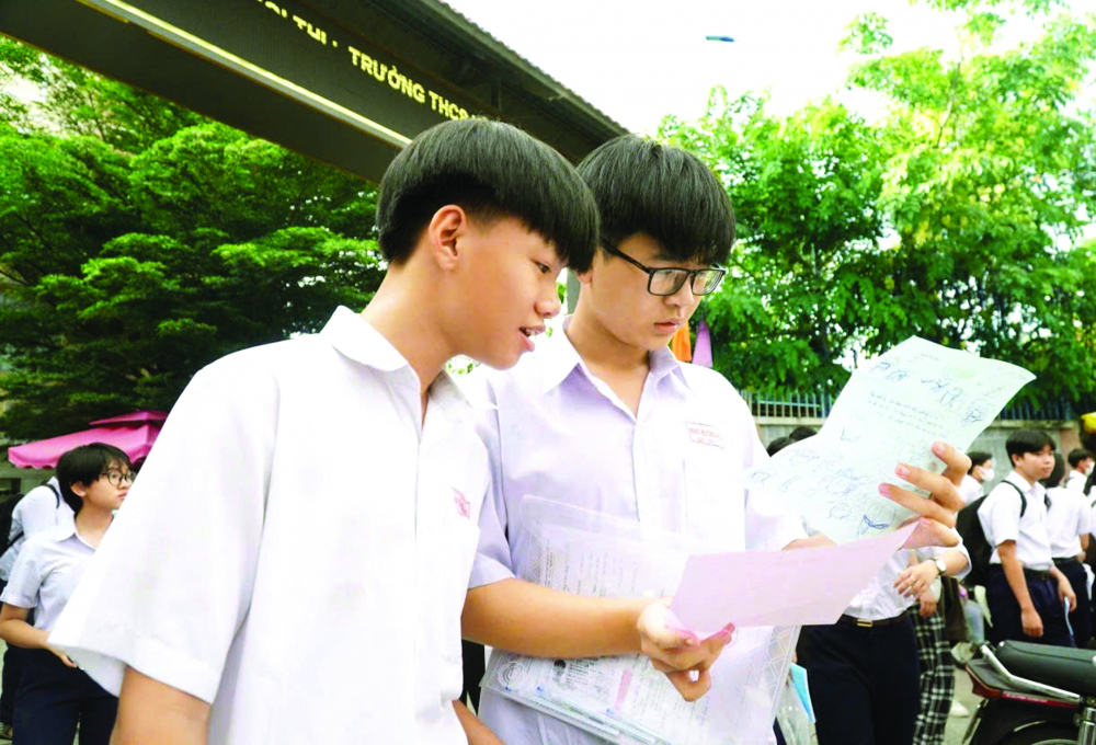 Đường vào lớp Mười công lập bao giờ hết gian nan? - Bài 1: Nín thở cuộc đua vào lớp Mười trường công Thí sinh xem lại nội dung đề thi sau khi kết thúc kỳ thi tuyển sinh lớp Mười năm 2025 tại TPHCM - ẢNH: T.T.