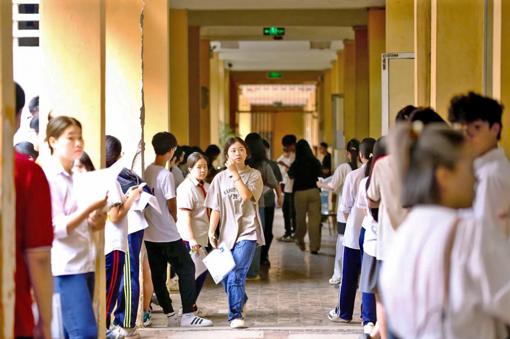 Đường vào lớp Mười công lập bao giờ hết gian nan? - Bài 1: Nín thở cuộc đua vào lớp Mười trường công Thí sinh ở TP Hà Nội làm thủ tục dự thi vào lớp Mười năm học 2025-2026 - ẢNH: DUY KHÁNH