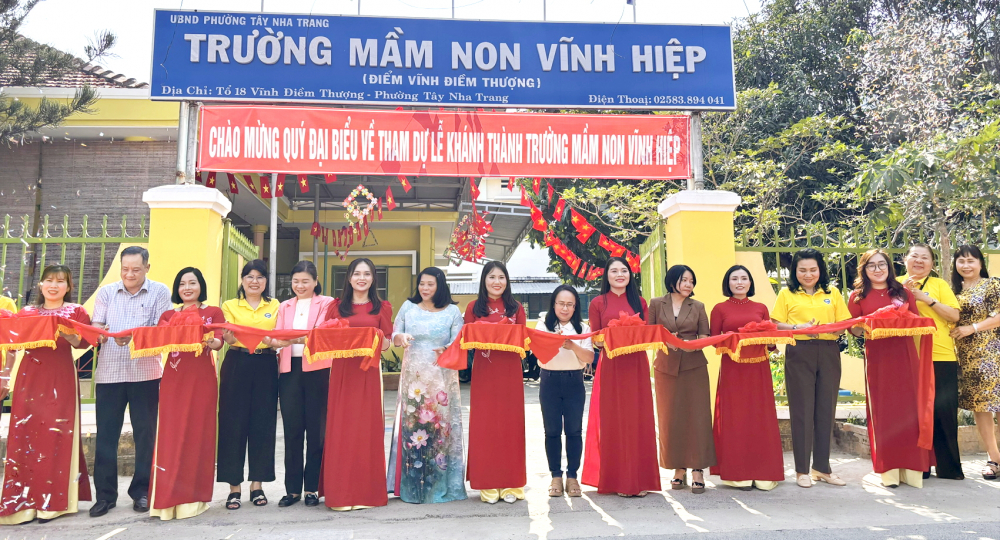 Lũ đi qua, phù sa tình người đọng lại Bà Đinh Thị Thanh Thủy (thứ tám từ phải sang) - Phó trưởng ban Tuyên giáo và Dân vận Thành ủy - cùng lãnh đạo Báo Phụ nữ TPHCM, quỹ Doanh nhân vì cộng đồng, Báo và Phát thanh, Truyền hình tỉnh Khánh Hòa, Trường mầm non Vĩnh Hiệp và đại diện nhà tài trợ cắt băng khánh thành Trường mầm non Vĩnh Hiệp