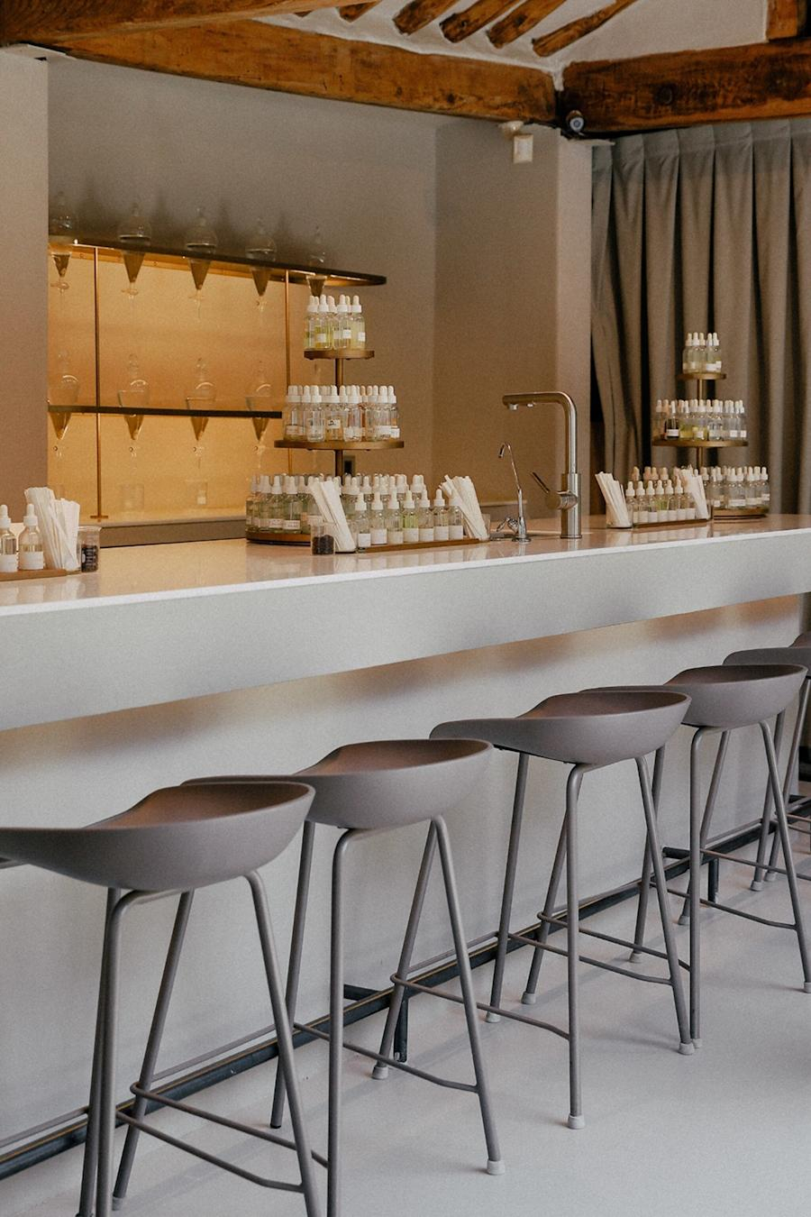 Các buổi hội thảo pha chế nước hoa của Proust cho phép khách tham dự tự tay pha trộn nước hoa từ khoảng 40 nốt hương khác nhau.