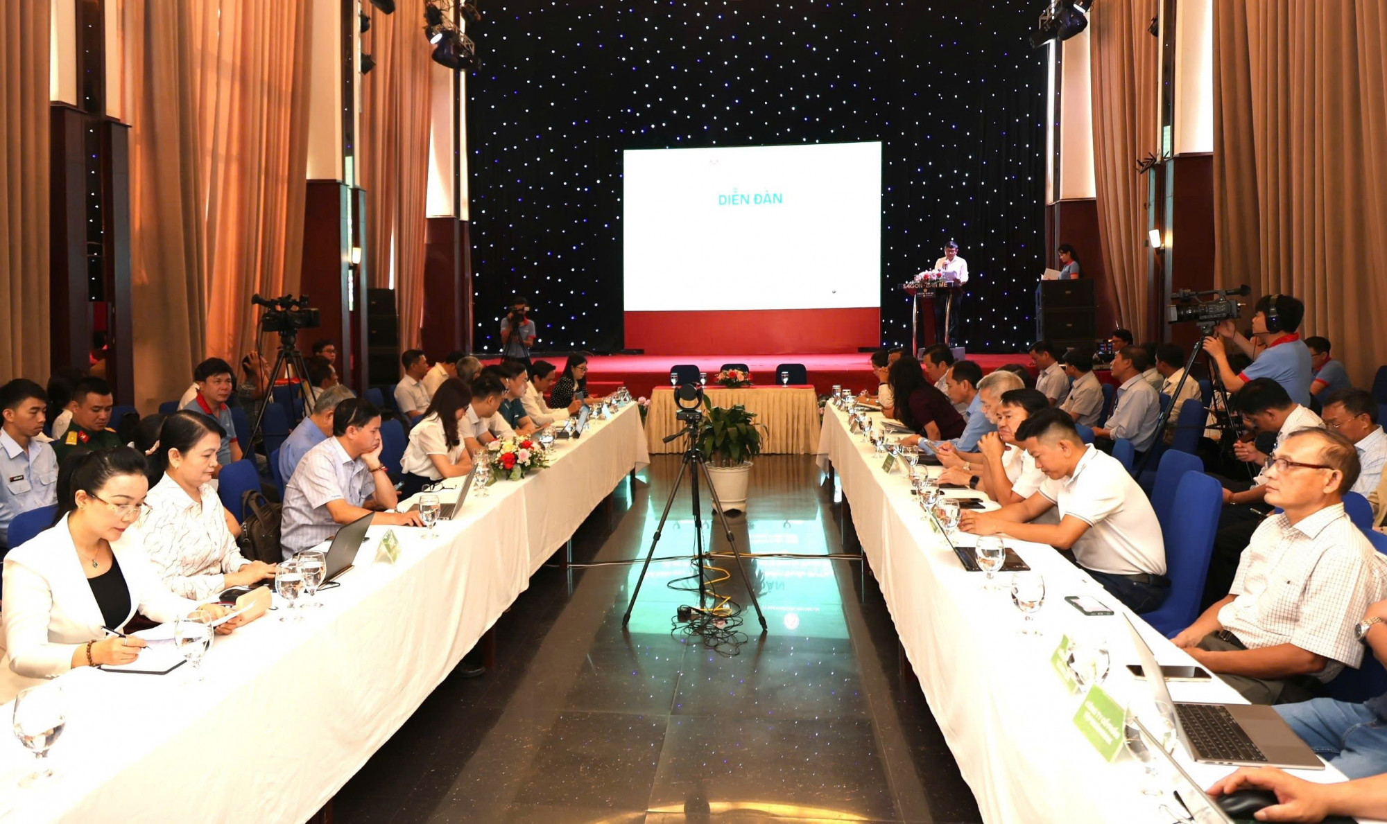 Toàn cảnh diễn đàn - ảnh: M.T.