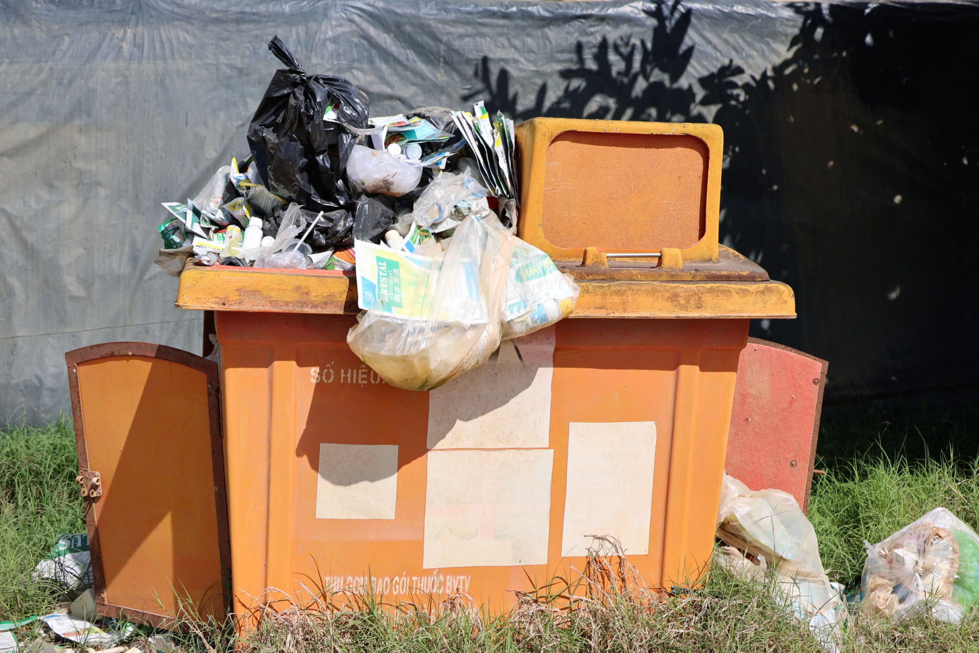 Việc xử lý bao bì thuốc BVTV sau thu gom vẫn còn nhiều hạn chế - ảnh: M.T.