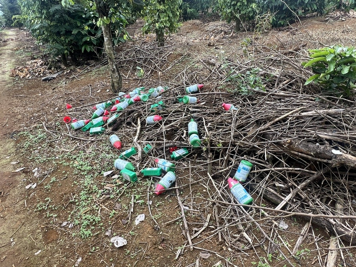 Tình trạng vứt bỏ bao bì trên đồng ruộng, kênh mương còn phổ biến