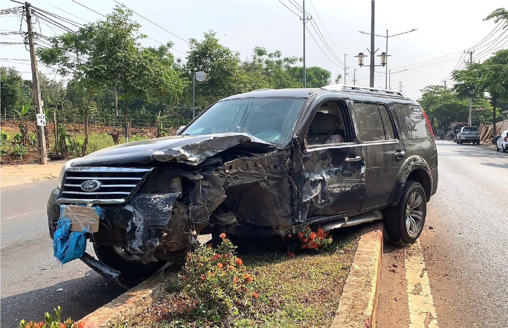 Chiếc xe ô tô bị tai nạn trên đường di chuyển - ảnh: N.H.