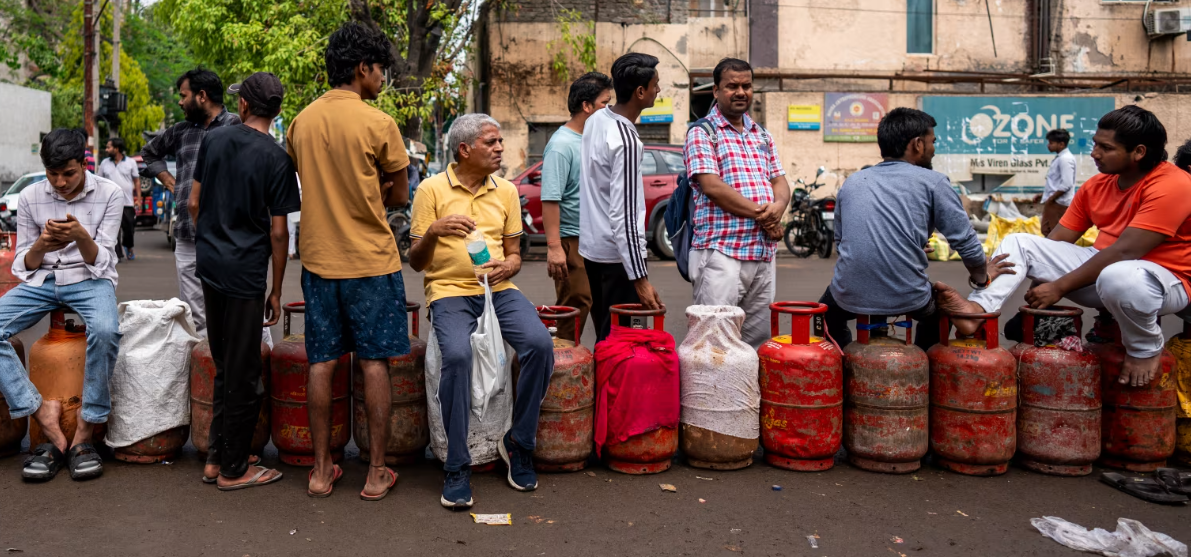 Người mua Ấn Độ xếp hàng để đổ đầy các bình khí hóa lỏng (LPG) rỗng của họ gần một văn phòng đại lý khí đốt ở Noida, ngoại ô New Delhi, Ấn Độ, vào ngày 27 tháng 3. Hình ảnh Amarjeet Kumar Singh / Anadolu / Getty