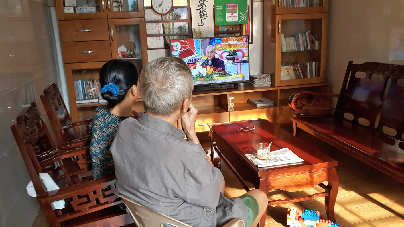 Khi tóc bạc da mồi, bố mới hiểu và thương mẹ nhiều hơn. Trong ảnh: Bố mẹ tác giả cùng ăn sáng, uống cà phê tự pha mỗi ngày - Ảnh do tác giả cung cấp