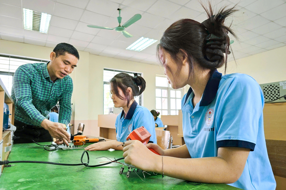 Đường vào lớp Mười công lập bao giờ hết gian nan? - Bài 1: Nín thở cuộc đua vào lớp Mười trường công hiều học sinh lớp Chín ở vùng cao của tỉnh Nghệ An chọn đi học nghề sau khi tốt nghiệp THCS - ẢNH: P.N