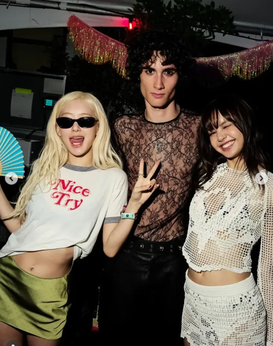 Rosé (Blackpink) một lần nữa chứng minh gu thời trang Y2K đầy ấn tượng với phong cách cá tính nhưng không kém phần quyến rũ khi xuất hiện tại Coachella năm nay. Điểm nhấn của set đồ là chiếc áo thun trắng ôm sát khoe eo phối cùng chân váy satin bóng màu xanh olive, tạo sự kết nối hoàn hảo. Rosé tối giản hóa phụ kiện để tập trung vào trang phục, chỉ mix thêm vòng tay và mắt kính giúp hoàn thiện vẻ ngoài thêm cuốn hút.