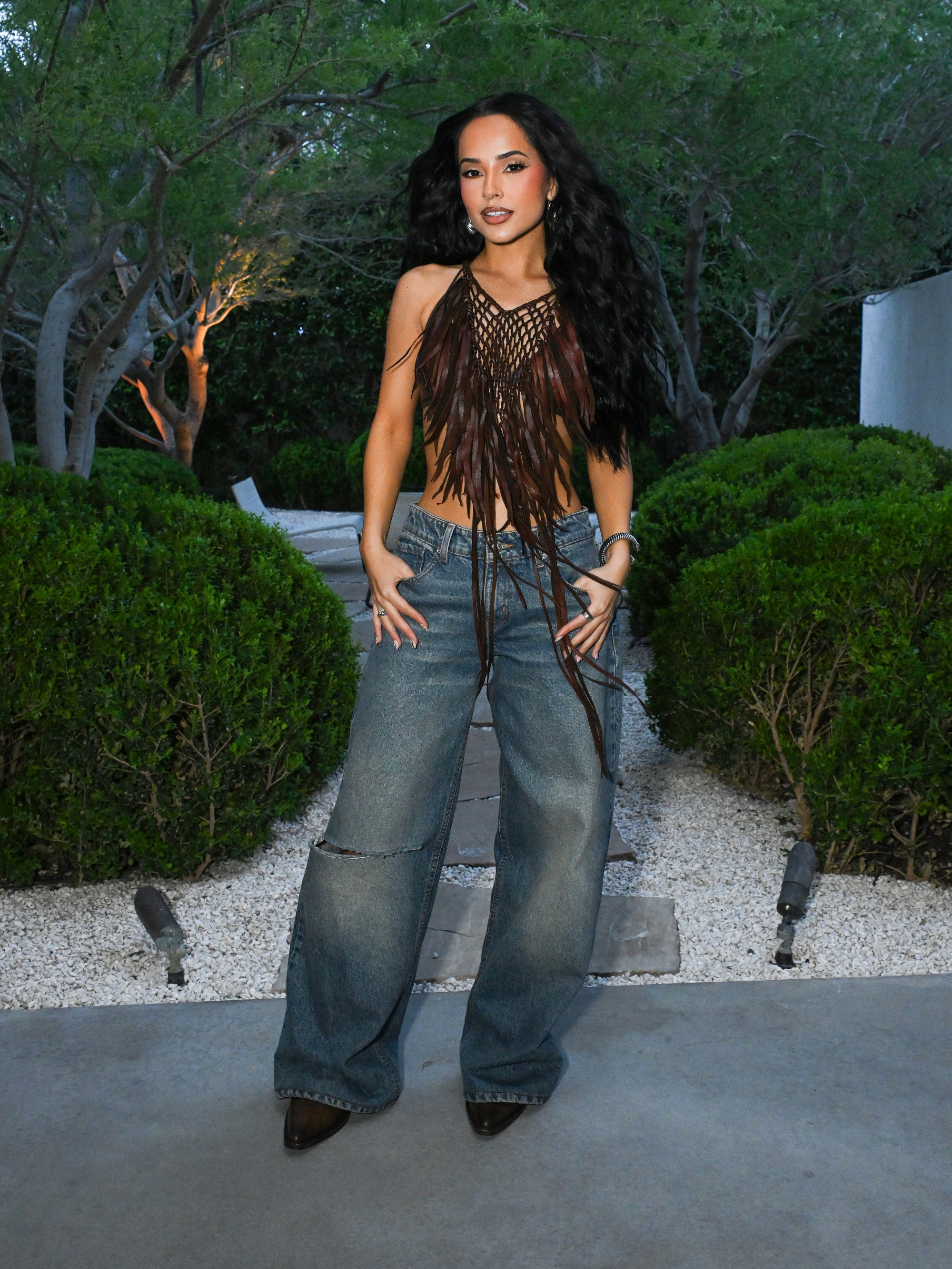 Ca sĩ Becky G Becky G đã mang đến một diện mạo đầy quyền lực và quyến rũ, khéo léo hòa quyện giữa nét hoang dại của phong cách Boho-Chic và sự năng động của thời trang đường phố.