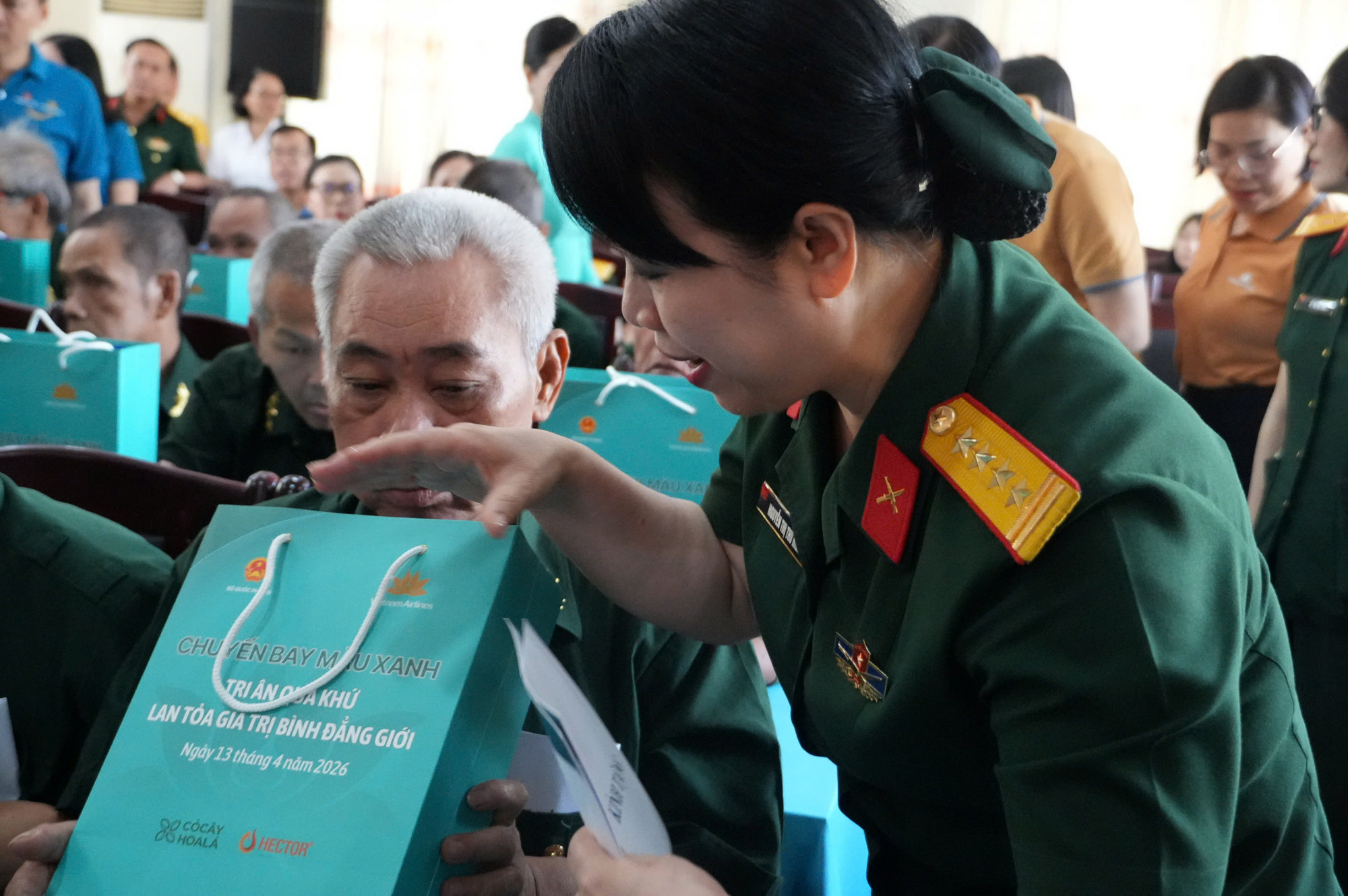 Đại tá Nguyễn Thị Thu Hiền, Trưởng Ban Phụ nữ Quân đội, Ủy viên thường trực VSTBCPN Bộ Quốc phòng - tặng quà cho các thương binh, người có công đang điều trị