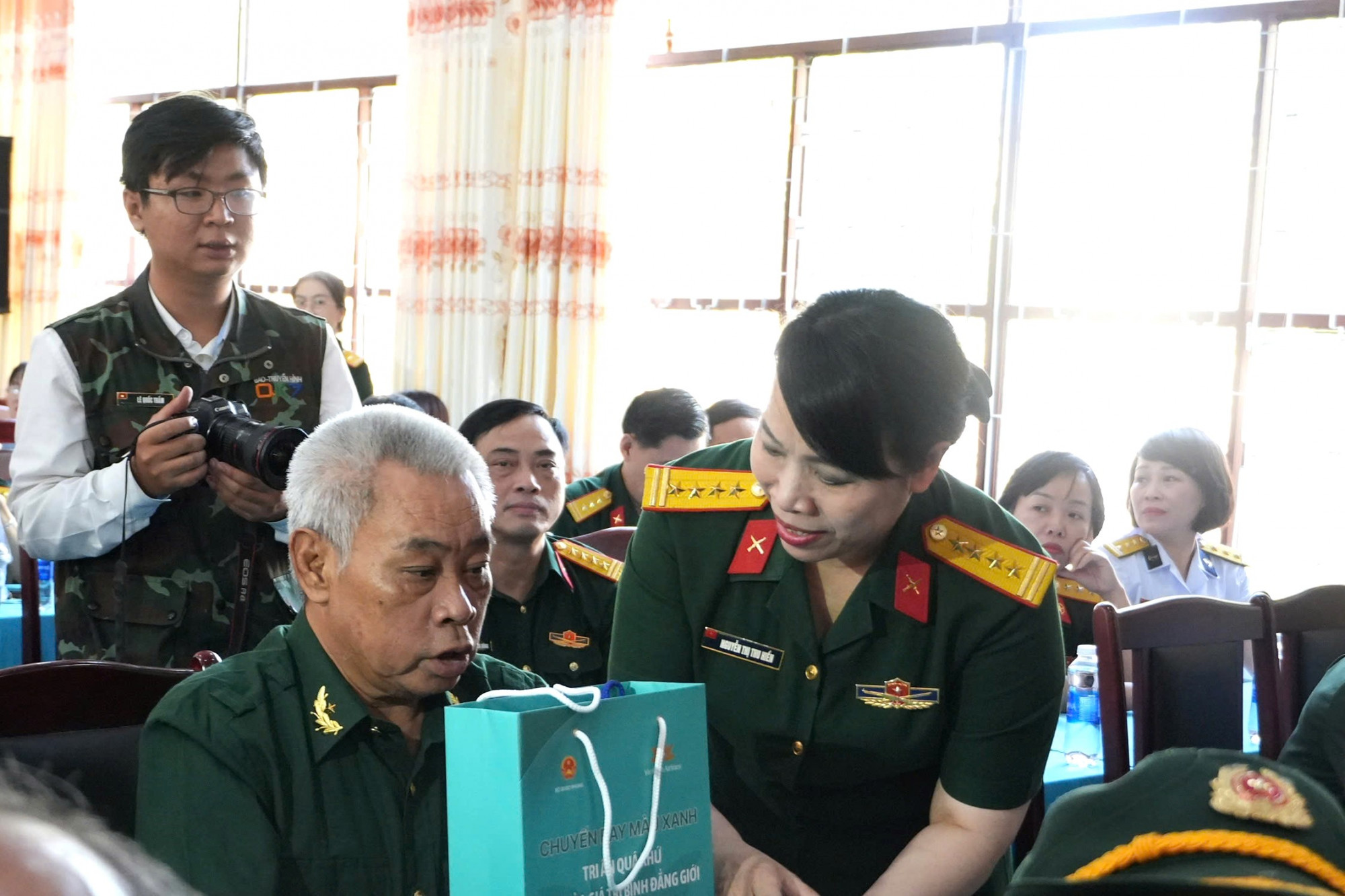 Đại tá Nguyễn Thị Thu Hiền - tặng quà các thương binh, người có công đang điều trị tại Trung Tâm - Ảnh: T.Nguyễn 