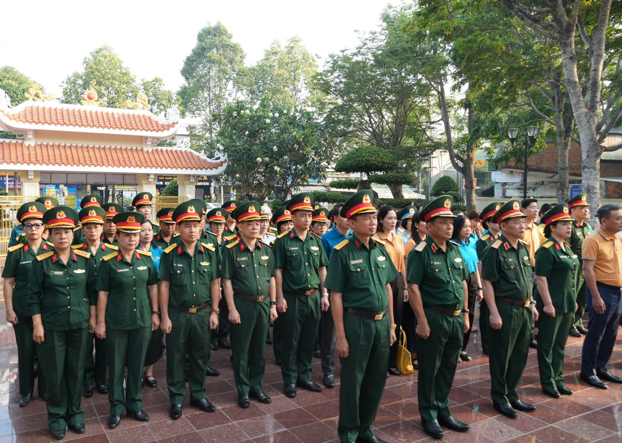 Các đại biểu tham dự chương trình dâng hương tri ân Anh hùng Liệt sĩ Võ Thị Sáu - Ảnh: T.N.