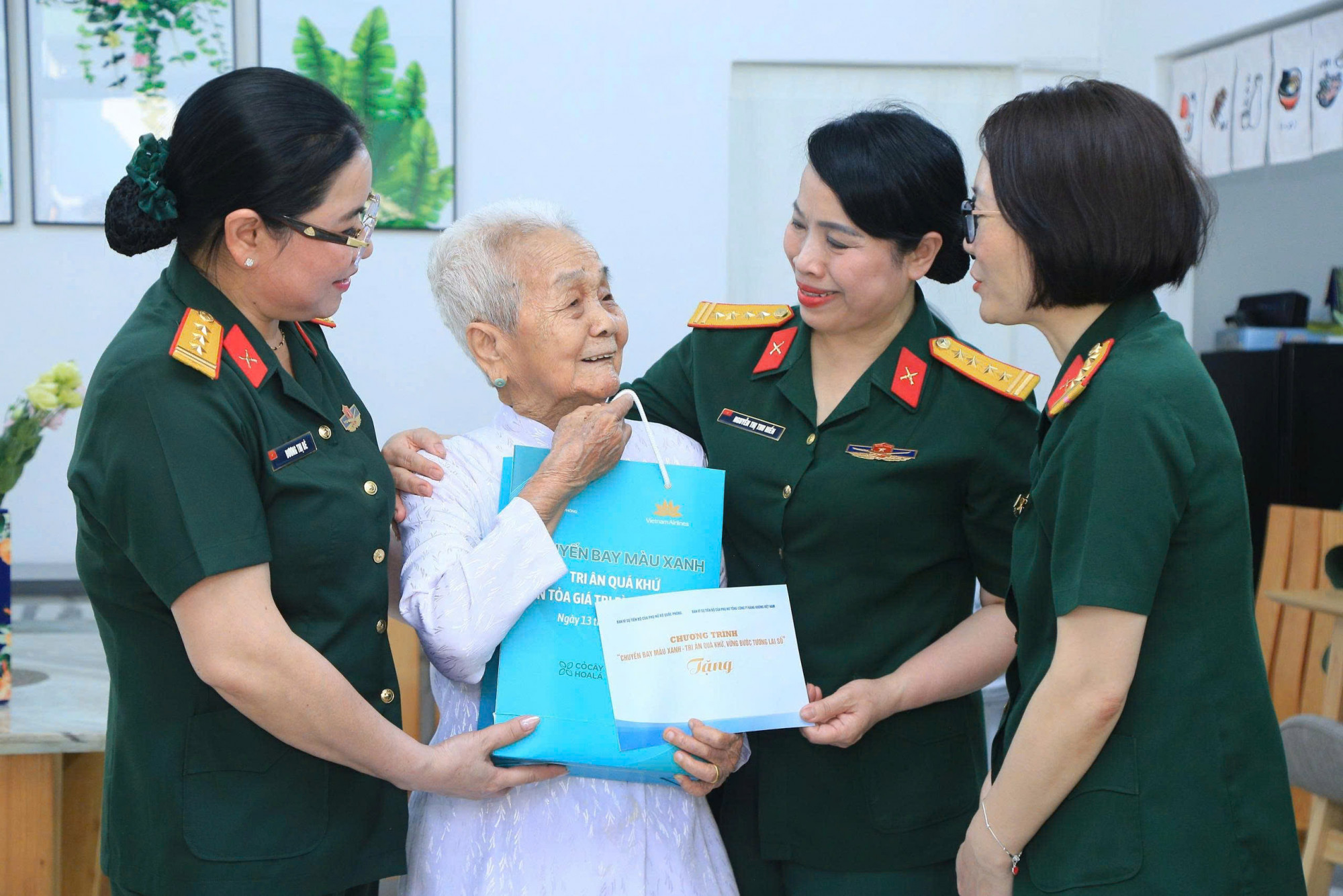 Đoàn công tác thăm hỏi, tặng quà đến các bà Mẹ Việt Nam Anh hùng 