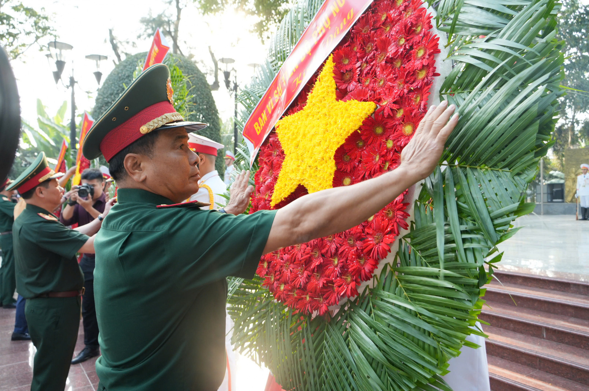 Thiếu tướng Trần Đức Thắng - Bí thư Đảng ủy Cục Chính trị, Phó Chủ nhiệm Chính trị Quân khu 7 - chỉnh vòng hoa - dâng hoa, dâng hương tưởng nhớ nữ Anh hùng Lực lượng vũ trang nhân dân Võ Thị Sáuchuẩn bị vòng hoa dâng hương 