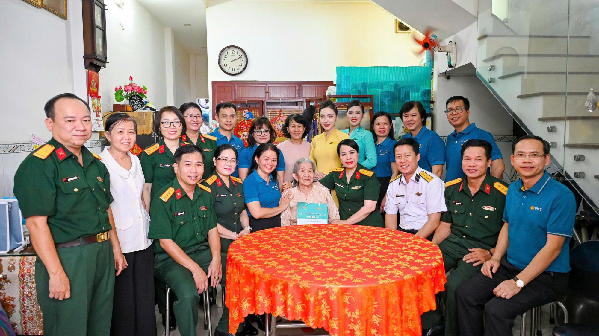 TTrong chương trình, các đơn vị đã thăm tặng quà  tặng quà 21 Bà Mẹ Việt Nam anh hùng, nữ Anh hùng LLVT nhân dân, nữ Biệt động Sài Gòn, đối tượng chính sách, người có công với cách mạng.