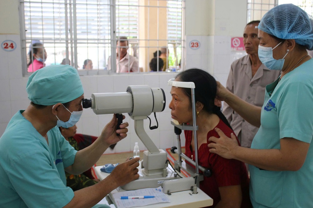 Các bệnh nhân được thăm khám trước khi thực hiện phẫu thuật - Ảnh: HDBank