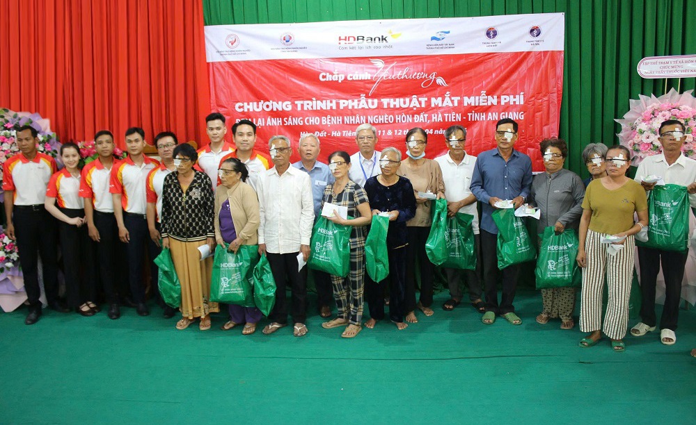 Từ sáng sớm 11/4, hàng trăm người dân đã có mặt tại Trung tâm y tế Hòn Đất để thực hiện phẫu thuật mắt miễn phí - Ảnh: HDBank