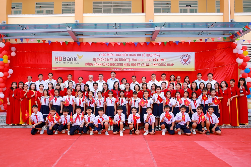 Đoàn HDBank thăm hỏi và tặng quà tại xã Cái Bè, tỉnh Đồng Tháp - Ảnh: HDBank