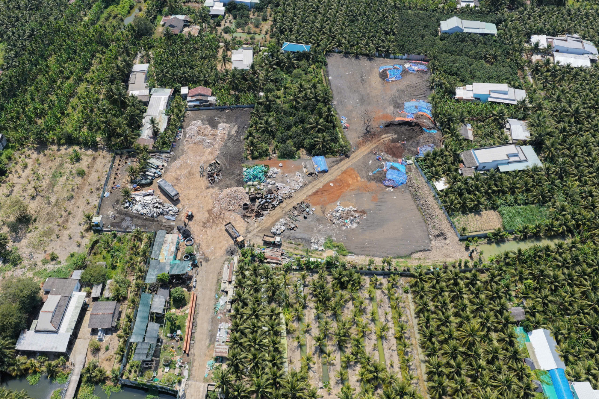 Một trong các địa điểm đổ chất thải trực tiếp ra môi trường. Ảnh: CACC