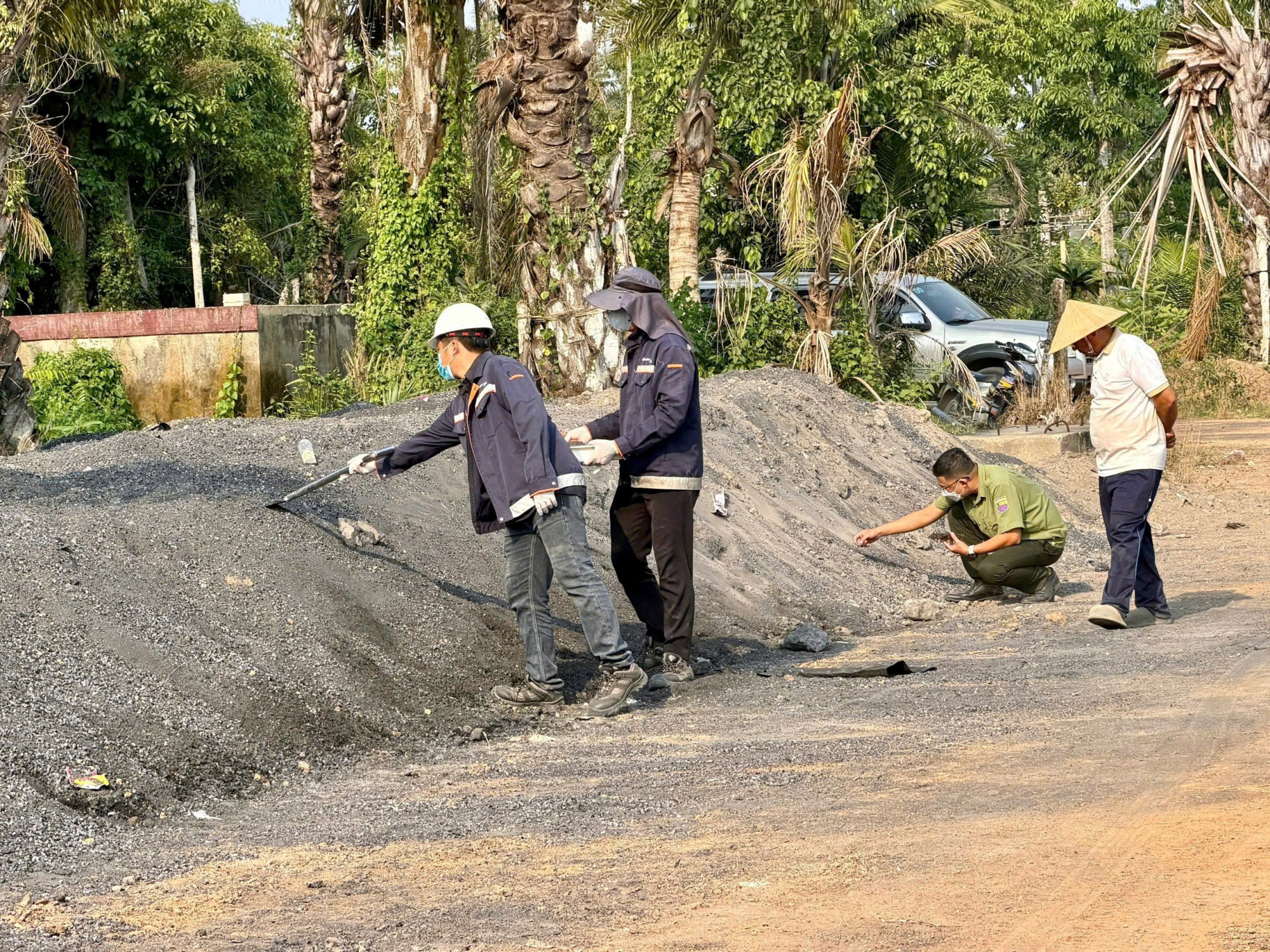 Lực lượng chức năng kiểm tra. Ảnh: CACC