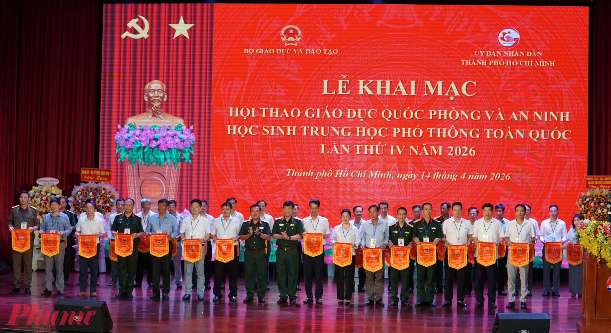 Đại diện của đoàn thể thao các tỉnh, thành phố lên nhận cờ lưu niệm của ban tổ chức - Ảnh: Nguyễn Loan