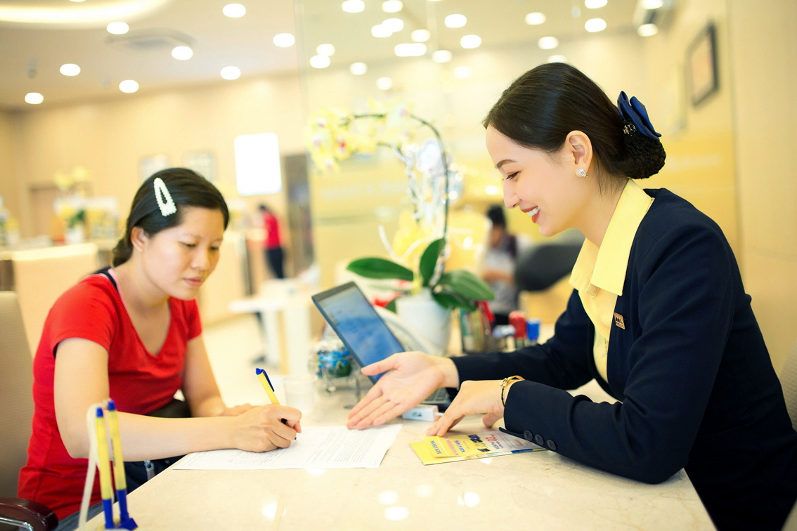 Khách hàng giao dịch tại hội sở Ngân hàng thương mại cổ phần Nam Á (Nam A Bank)